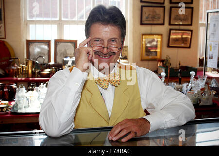 Antiquités expert et présentateur de la BBC Tim Wonnacott pose pour un portrait à une vente aux enchères Banque D'Images