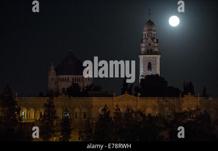 Jérusalem. Sep 9, 2014. La pleine lune se lève sur le clocher de l'église de la Dormition sur le Mont Sion, dans la vieille ville de Jérusalem, le 9 septembre 2014. Crédit : Li Rui/Xinhua/Alamy Live News Banque D'Images