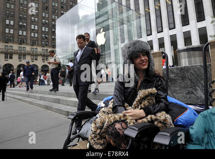 New York, USA. Sep 9, 2014. Moon Ray attend d'acheter de nouveaux produits d'Apple en dehors de l'Apple Store sur la 5e Avenue à New York, États-Unis, le 9 septembre 2014. Apple Co. a introduit deux nouveaux téléphones intelligents, connus sous le nom de l'iPhone 6 et iPhone 6 Plus, plus un smart watch mardi. © Wang Lei/Xinhua/Alamy Live News Banque D'Images