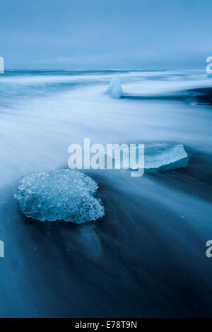 De la glace sur la plage de sable noir à l'Est de l'Islande, Jökulsárlón Banque D'Images