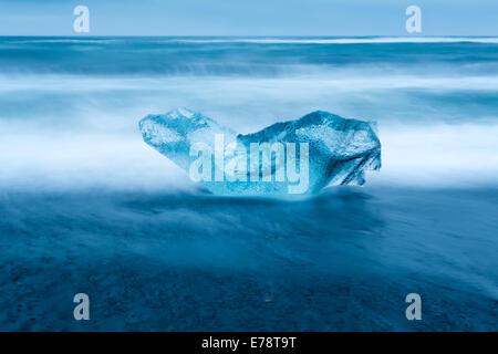 De la glace sur la plage de sable noir à l'Est de l'Islande, Jökulsárlón Banque D'Images