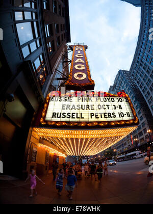 Un fisheye, grand angle sur le célèbre marquee Theatre de Chicago et des gens sur la State Street dans le quartier de la boucle de Chicago. Banque D'Images