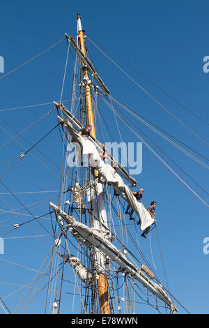 Les membres de l'équipage sur le brigantin Exy Johnson à la 30e cérémonie annuelle de Toshiba Tall Ships Festival Dana Point Harbor Californie du Sud Banque D'Images