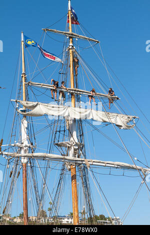 Les membres de l'équipage sur le brigantin Exy Johnson à la 30e cérémonie annuelle de Toshiba Tall Ships Festival Dana Point Harbor Californie du Sud Banque D'Images