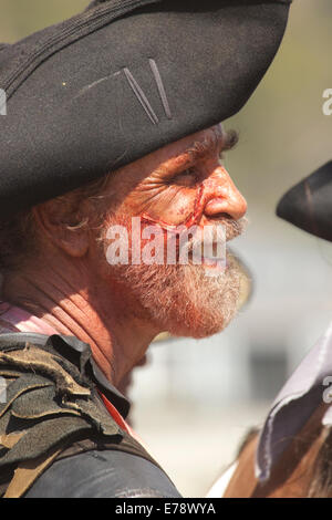 Un homme habillé en costume traditionnel divertissant Pirates les visiteurs à l'Toshiba Tall Ships Festival à Dana Point en Californie Banque D'Images