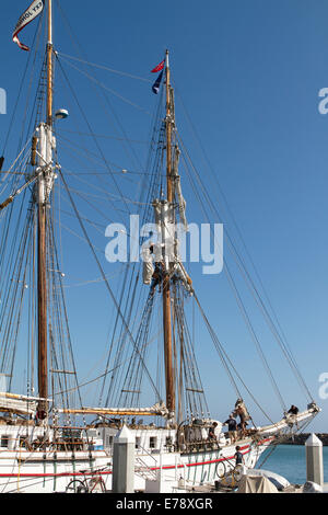 Les membres de l'équipage sur le brigantin Exy Johnson à la 30e cérémonie annuelle de Toshiba Tall Ships Festival Dana Point Harbor Californie du Sud Banque D'Images