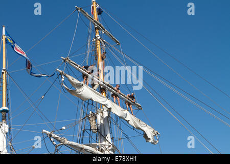 Les membres de l'équipage sur le brigantin Exy Johnson à la 30e cérémonie annuelle de Toshiba Tall Ships Festival Dana Point Harbor Californie du Sud Banque D'Images