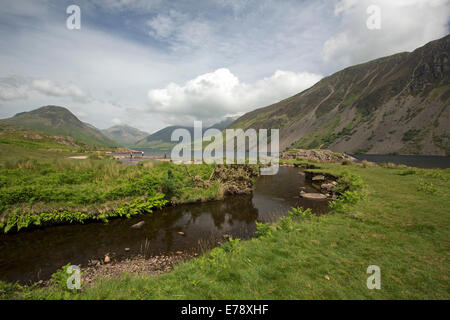 Lac Wastwater entourée de sommets de montagnes recouvertes de végétation verte, drapé de nuages bas, Lake District, Cumbria, Angleterre Banque D'Images