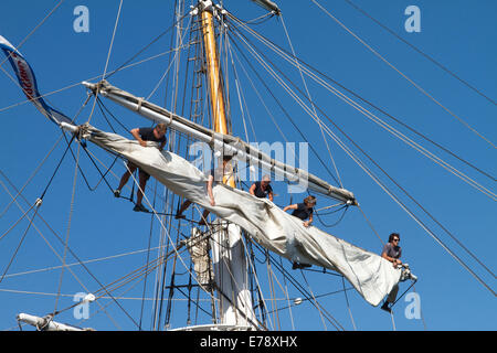 Les membres de l'équipage fixant les voiles brigantin Exy Johnson à la 30e cérémonie annuelle de Toshiba Tall Ships Festival Dana Point Harbor California Banque D'Images