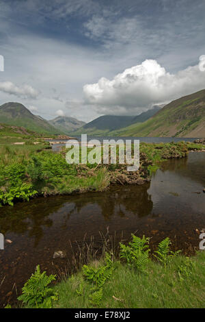 Lac Wastwater entourée de sommets de montagnes recouvertes de végétation verte, drapé de nuages bas, Lake District, Cumbria, Angleterre Banque D'Images