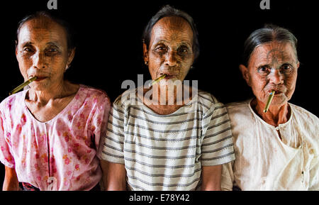 Les femmes avec une tribu Chin 'spider' web tatouages faciaux. Banque D'Images