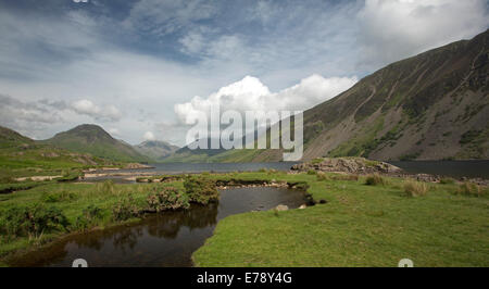 Lac Wastwater entourée de sommets de montagnes recouvertes de végétation verte, drapé de nuages bas, Lake District, Cumbria, Angleterre Banque D'Images