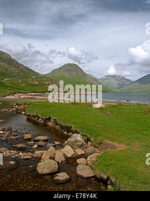 Lac Wastwater entourée de sommets de montagnes recouvertes de végétation verte, drapé de nuages bas, Lake District, Cumbria, Angleterre Banque D'Images