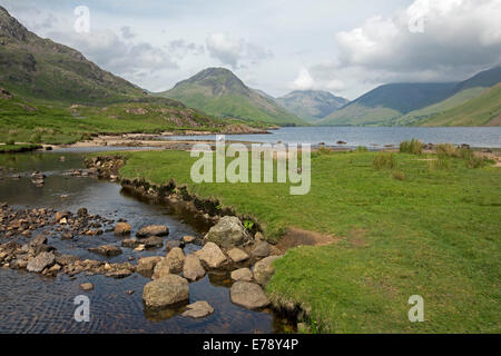 Lac Wastwater entourée de sommets de montagnes recouvertes de végétation verte, drapé de nuages bas, Lake District, Cumbria, Angleterre Banque D'Images