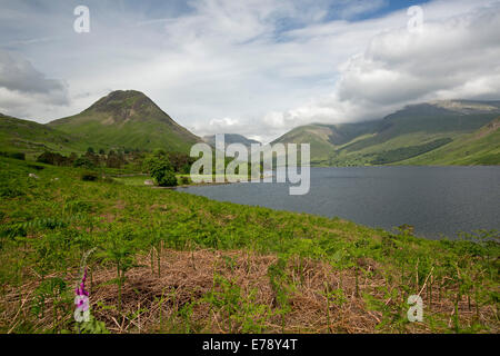 Lac Wastwater entourée de sommets de montagnes recouvertes de végétation verte, drapé de nuages bas, Lake District, Cumbria, Angleterre Banque D'Images