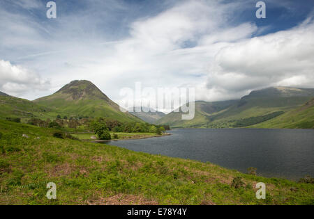 Lac Wastwater entourée de sommets de montagnes recouvertes de végétation verte, drapé de nuages bas, Lake District, Cumbria, Angleterre Banque D'Images