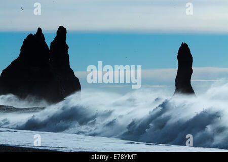 Vagues se brisant sur Renisfjara plage en face de l'basaltiques de Reynisdrangar, le sud de l'Islande Banque D'Images