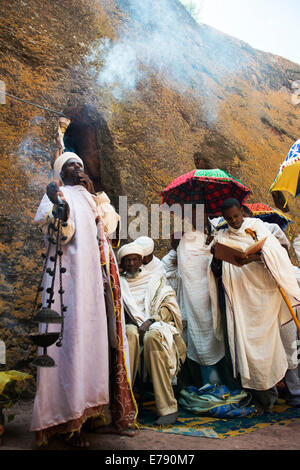 Cérémonie de lavage des pieds dans l'église Saint George à Lalibela. Banque D'Images