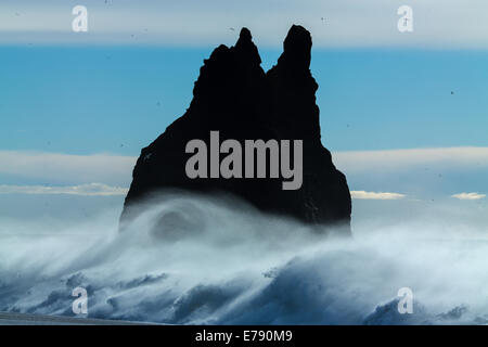 Vagues se brisant sur Renisfjara plage en face de l'basaltiques de Reynisdrangar, le sud de l'Islande Banque D'Images