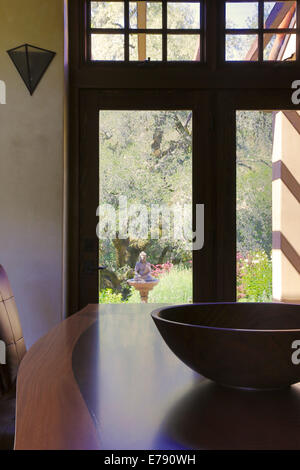 Maison privée, le Comté de Sonoma, United States. Architecte : l'architecte inconnu, 2009. Table de salle à manger la vie toujours avec vue sur jardin. Banque D'Images