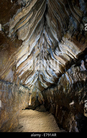 Des formations de roche calcaire dans Ingleborough cave, dans une section de la grotte pas normalement accessibles au public. Yorkshire Dales Banque D'Images