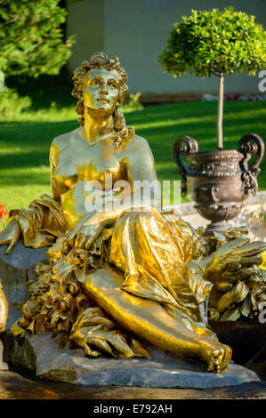 Fontaine Flora entouré d'un bassin d'eau, parc du château, Château de Linderhof, Upper Bavaria, Bavaria, Germany Banque D'Images