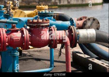 Pipeline de carburant avitaillement de navires remplissent de moteur Banque D'Images