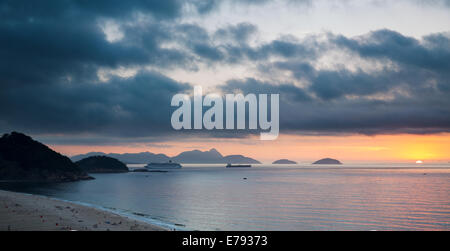 Les navires entrant et sortant de la baie à l'aube, avec la plage de Copacabana, Rio de Janeiro, Brésil Banque D'Images