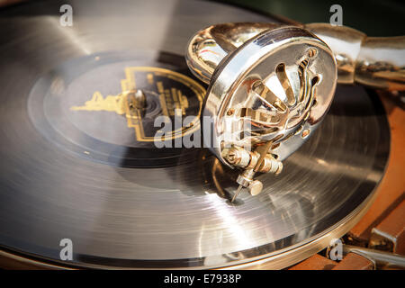 Ancien retro gramophone tête avec aiguille sur disque rayé Banque D'Images