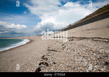 Plage de galets et la mer offrant un grand mur de défense côtière à Chiswell, Île de Portland, Dorset, Angleterre Banque D'Images