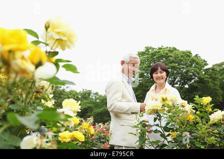 Senior adult couple japonais dans un parc Banque D'Images