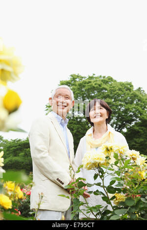 Senior adult couple japonais dans un parc Banque D'Images