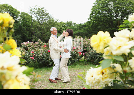 Senior adult couple japonais dans un parc Banque D'Images