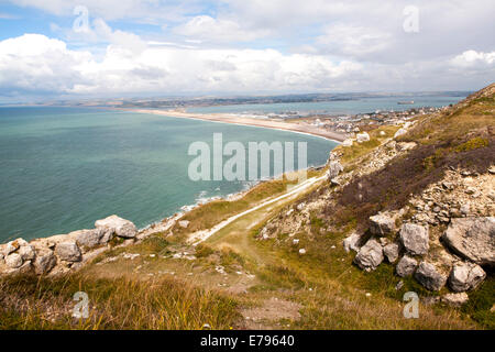 Chiswell village au début de la plage de Chesil avec port de Weymouth au-delà, l'Île de Portland, Dorset, Angleterre Banque D'Images