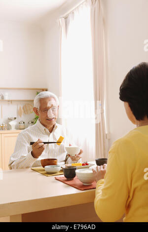 Senior adult couple japonais dans la cuisine Banque D'Images