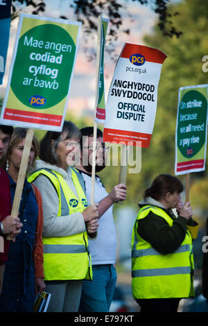 Aberystwyth, Pays de Galles, Royaume-Uni. 10 Septembre, 2014. Les membres de la SCP (services publics et commerciaux Union européenne ) et perspective, en grève à la Bibliothèque nationale du Pays de Galles à Aberystwyth. Les représentants syndicaux estiment que quelque 220 de leurs membres, près de 80  % de la main-d'œuvre de l'institution sont en grève aujourd'hui sur la juste rémunération. Les syndicats disent que le personnel de la Bibliothèque nationale n'ont pas eu une augmentation de salaire depuis 2009, et que cela représente une réduction de 20  % des membres de leur revenu réel. Credit : Keith morris/Alamy Live News Banque D'Images