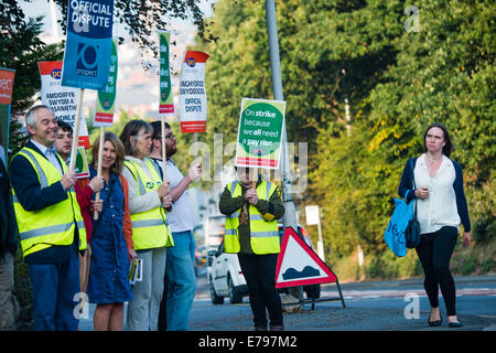 Aberystwyth, Pays de Galles, Royaume-Uni. 10 Septembre, 2014. Les membres de la SCP (services publics et commerciaux Union européenne ) et perspective, en grève à la Bibliothèque nationale du Pays de Galles à Aberystwyth. Les représentants syndicaux estiment que quelque 220 de leurs membres, près de 80  % de la main-d'œuvre de l'institution sont en grève aujourd'hui sur la juste rémunération. Les syndicats disent que le personnel de la Bibliothèque nationale n'ont pas eu une augmentation de salaire depuis 2009, et que cela représente une réduction de 20  % des membres de leur revenu réel. Credit : Keith morris/Alamy Live News Banque D'Images