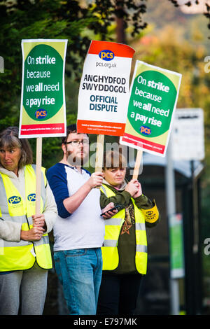 Aberystwyth, Pays de Galles, Royaume-Uni. 10 Septembre, 2014. Les membres de la SCP (services publics et commerciaux Union européenne ) et perspective, en grève à la Bibliothèque nationale du Pays de Galles à Aberystwyth. Les représentants syndicaux estiment que quelque 220 de leurs membres, près de 80  % de la main-d'œuvre de l'institution sont en grève aujourd'hui sur la juste rémunération. Les syndicats disent que le personnel de la Bibliothèque nationale n'ont pas eu une augmentation de salaire depuis 2009, et que cela représente une réduction de 20  % des membres de leur revenu réel. Credit : Keith morris/Alamy Live News Banque D'Images