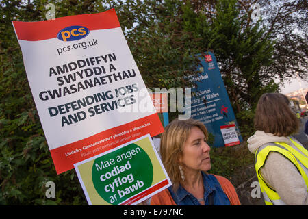 Aberystwyth, Pays de Galles, Royaume-Uni. 10 Septembre, 2014. Les membres de la SCP (services publics et commerciaux Union européenne ) et perspective, en grève à la Bibliothèque nationale du Pays de Galles à Aberystwyth. Les représentants syndicaux estiment que quelque 220 de leurs membres, près de 80  % de la main-d'œuvre de l'institution sont en grève aujourd'hui sur la juste rémunération. Les syndicats disent que le personnel de la Bibliothèque nationale n'ont pas eu une augmentation de salaire depuis 2009, et que cela représente une réduction de 20  % des membres de leur revenu réel. Credit : Keith morris/Alamy Live News Banque D'Images