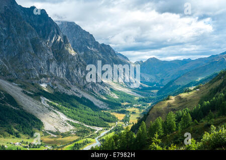 Tôt le matin dans la vallée Val Ferret en Italie, avec ciel couvert et des montagnes rocheuses Banque D'Images