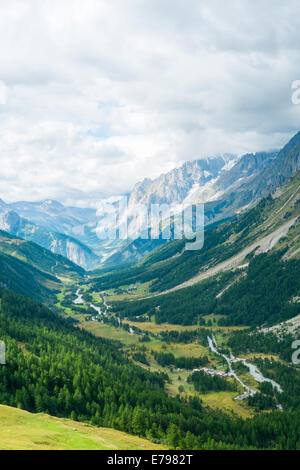 Tôt le matin dans la vallée Val Ferret en Italie, avec ciel couvert et des montagnes rocheuses Banque D'Images