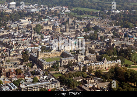 Vue aérienne du centre-ville d'Oxford avec les collèges universitaires et de la Bodleian Library d'éminents