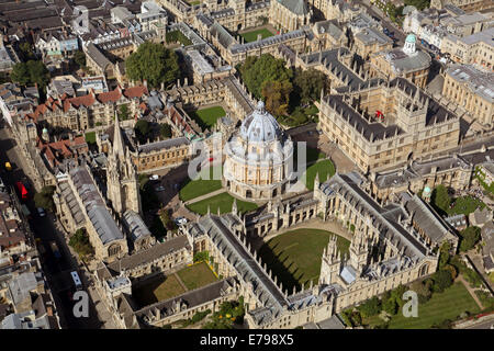 Vue aérienne du centre-ville d'Oxford avec les universités et la Radcliffe Camera & Bodleian Library