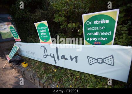 10 Septembre, 2014, Aberystwyth, Pays de Galles, Royaume-Uni. Les membres des trois syndicats à la Bibliothèque nationale du Pays de Galles - Prospect, PCS, et la FDA - inscrivez-vous ensemble pour une journée de grève pour attirer l'attention sur la situation de l'établissement. Le personnel de la bibliothèque n'ont pas reçu une augmentation de salaire (c'est, une augmentation de salaire permanent qui compte pour les cotisations de retraite) depuis 2009, qui a abouti à une valeur réelle de 20  % baisse de la valeur de leurs salaires. Credit : atgof.co/Alamy Live News Banque D'Images