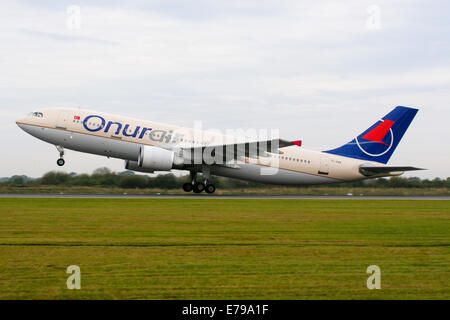 Onur Air Airbus A300 monte à l'écart de la piste 23L à l'aéroport de Manchester. Banque D'Images