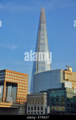 Le nouveau londres un fragment d'landmarkThe iconique 87 étages de gratte-ciel de Londres prise de la Tamise, Londres, UK Banque D'Images