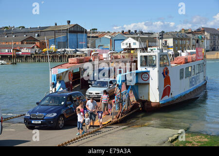 Pied et en voiture de passagers débarquant dans la région de East Cowes après avoir traversé la rivière Medina de l'Ouest à l'Est Cowes, île de Wight, Royaume-Uni Banque D'Images