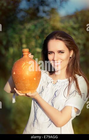 Jeune femme avec cruche d'argile Banque D'Images