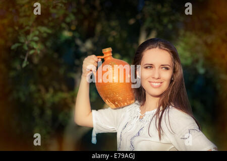 Jeune femme avec cruche d'argile Banque D'Images