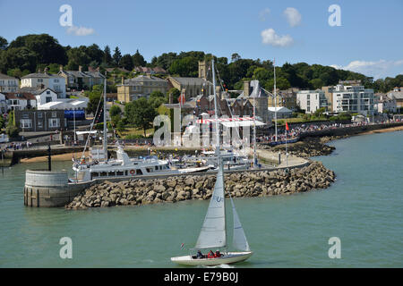 Les spectateurs à terre et autour de la Royal Yacht Squadron au cours de la semaine de Cowes, Cowes, île de Wight, Angleterre Banque D'Images